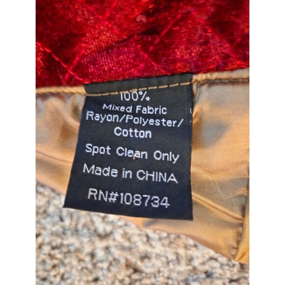 Red Quilted Velvet Christmas Tree Skirt Gold Trim Button Closure - Picture 5 of 10